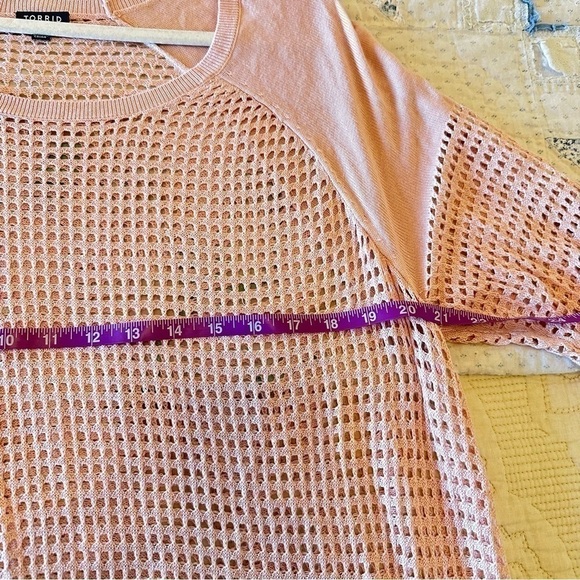 Torrid plus netted knit short sleeve scoop neck dusty rose pink blouse size 2X - Picture 5 of 9